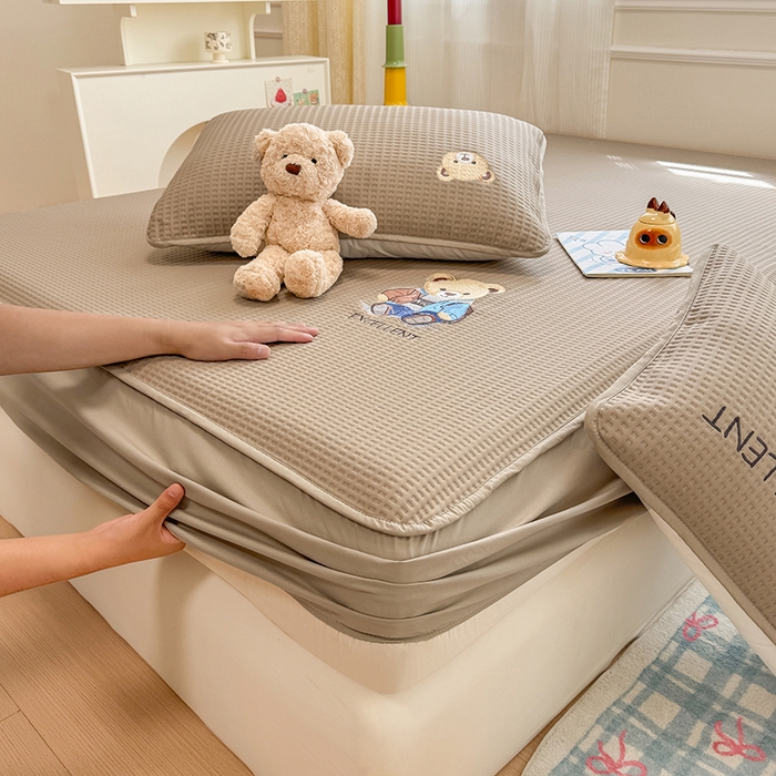 91家纺网 家纺一手货源 找家纺 大元 2025新款零压云棉刺绣款单床笠床笠单件单品床笠小熊仔 小熊仔-卡其