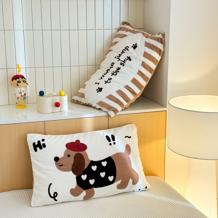 91家纺网 家纺一手货源 找家纺 寐居家纺 2025新款卡通印花大阪单枕套件 腊肠狗