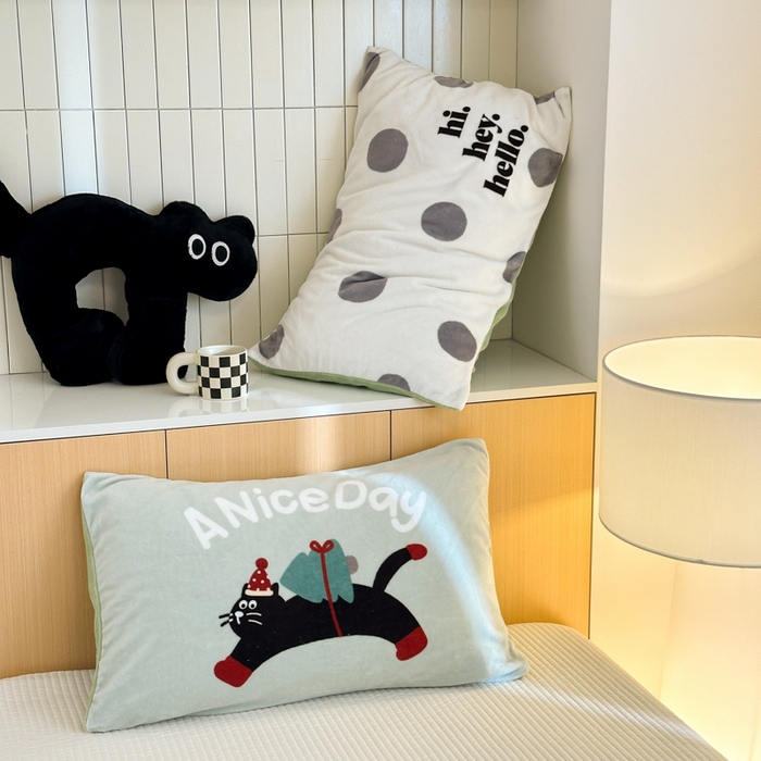 91家纺网 家纺一手货源 找家纺 寐居家纺 2025新款卡通印花大阪单枕套件 圣诞猫