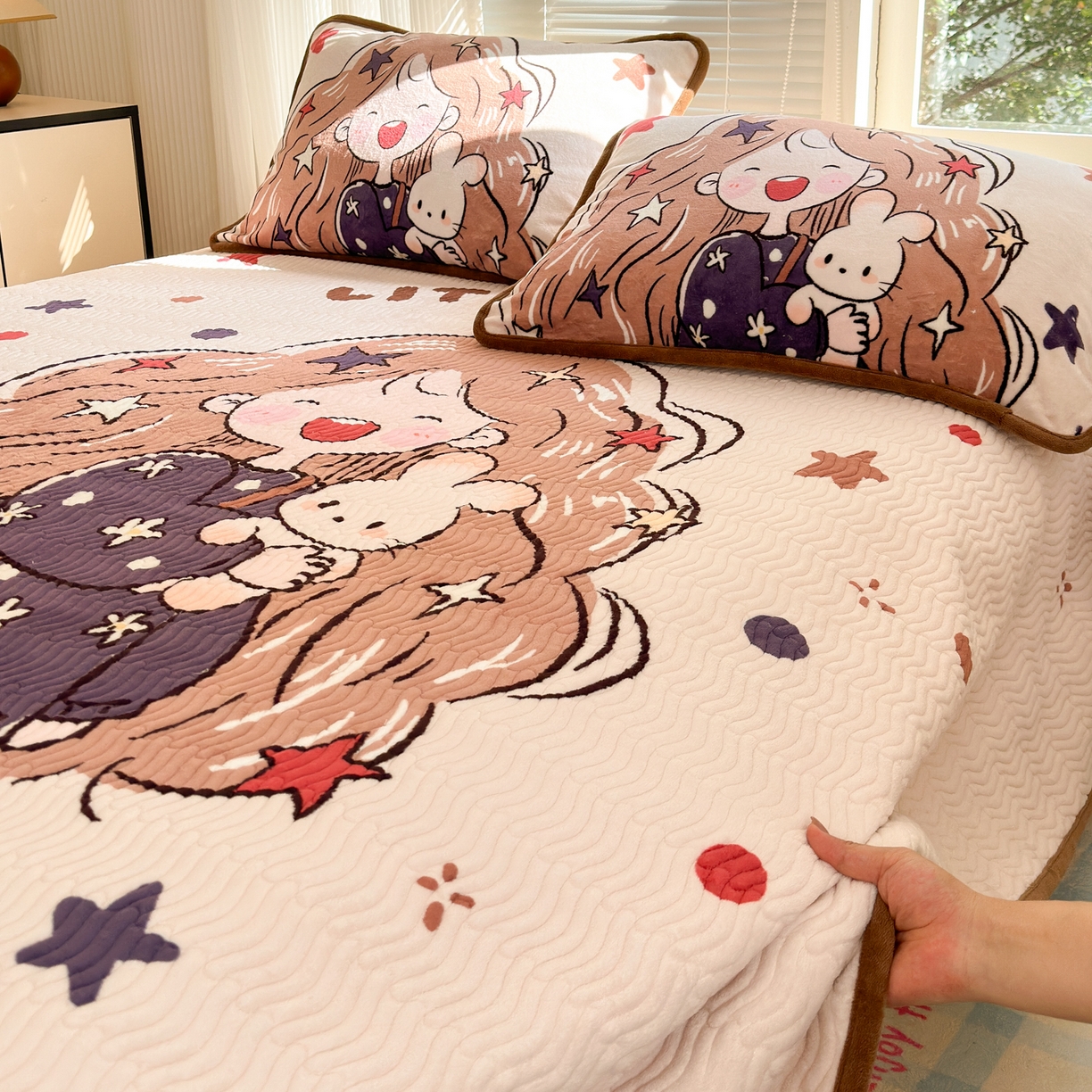 91家纺网 家纺一手货源 找家纺 寐居家纺 2025新款牛奶绒数码大版单床盖 摩登女孩