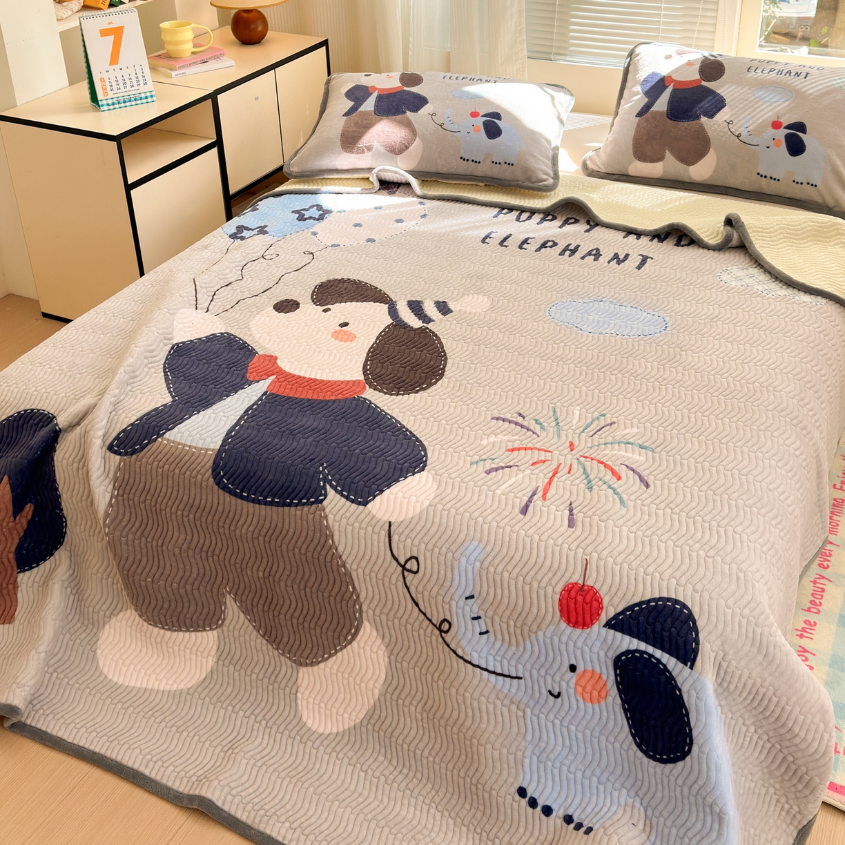 91家纺网 家纺一手货源 找家纺 寐居家纺 2025新款牛奶绒数码大版单床盖 狗狗与象