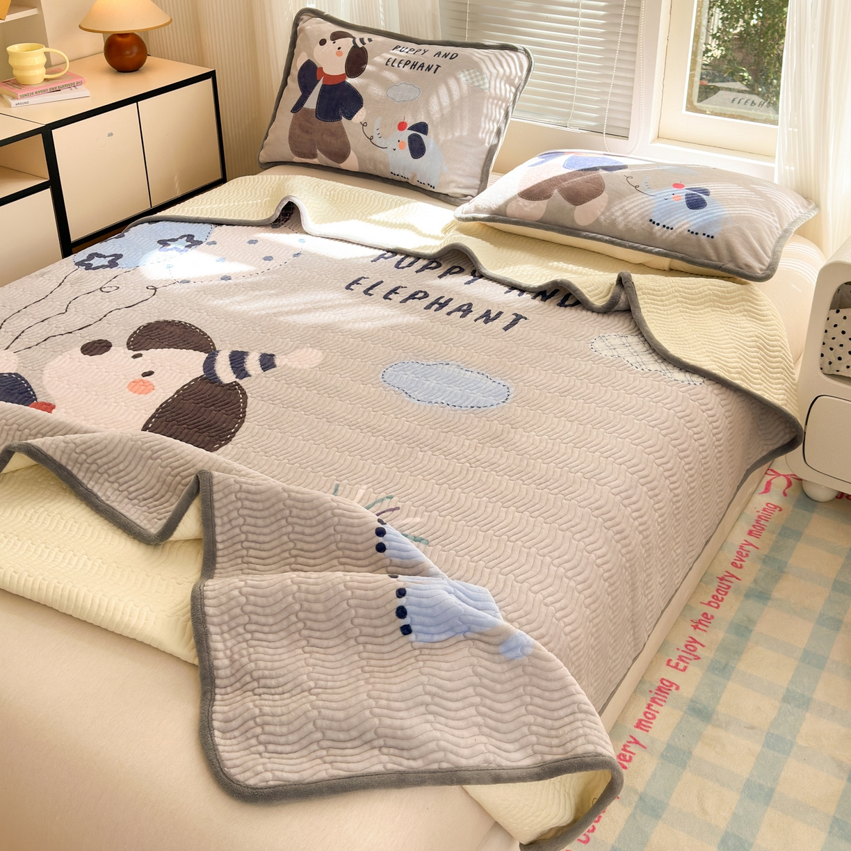 91家纺网 家纺一手货源 找家纺 寐居家纺 2025新款牛奶绒数码大版单床盖 狗狗与象