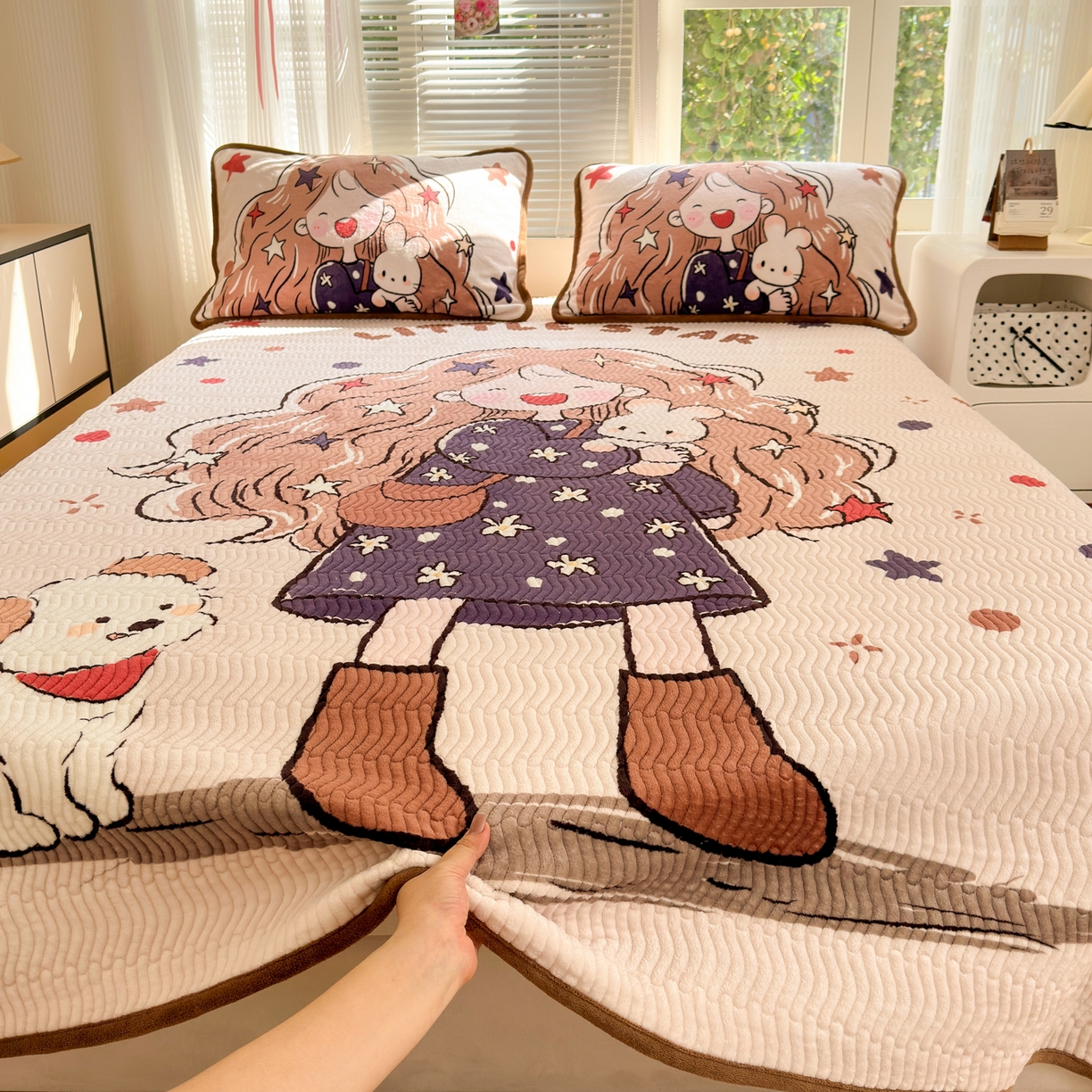 91家纺网 家纺一手货源 找家纺 寐居家纺 2025新款牛奶绒数码大版单床盖 摩登女孩