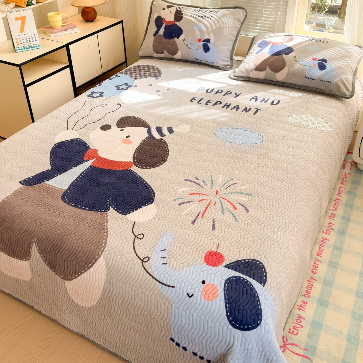 91家纺网 家纺一手货源 找家纺 寐居家纺 2025新款牛奶绒数码大版单床盖 狗狗与象