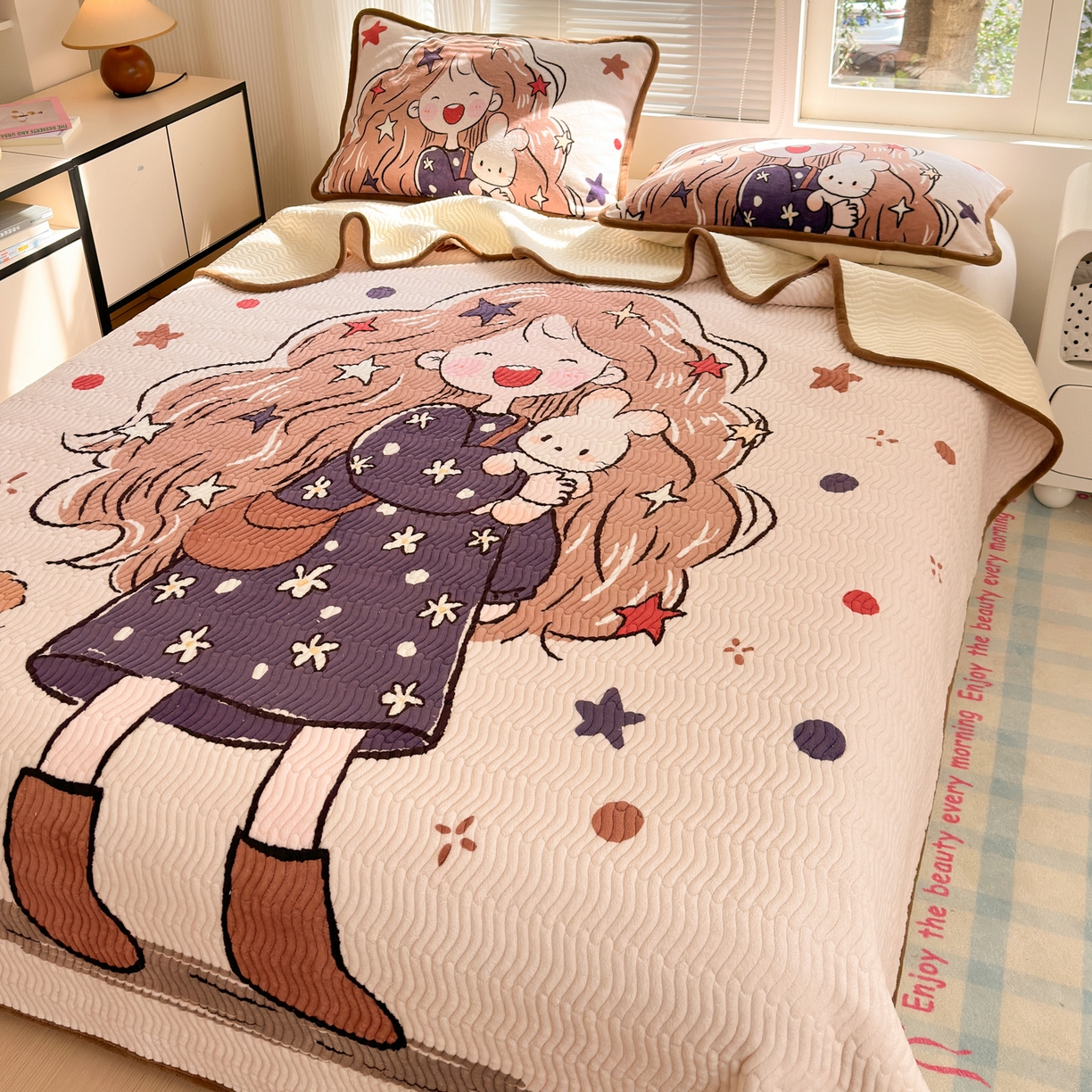 91家纺网 家纺一手货源 找家纺 寐居家纺 2025新款牛奶绒数码大版单床盖 摩登女孩