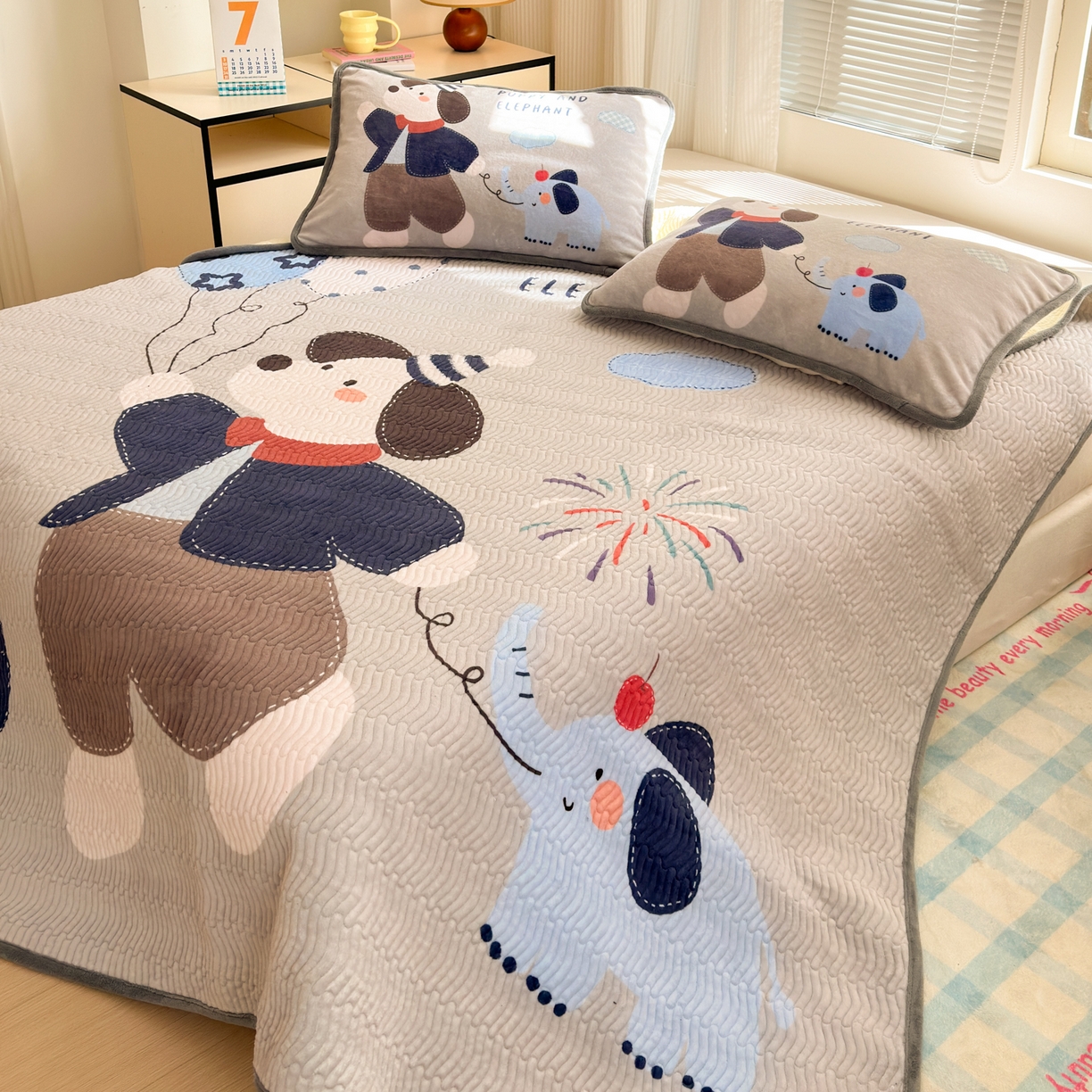91家纺网 家纺一手货源 找家纺 寐居家纺 2025新款牛奶绒数码大版单床盖 狗狗与象