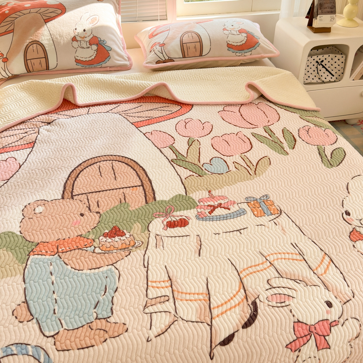 91家纺网 家纺一手货源 找家纺 寐居家纺 2025新款牛奶绒数码大版单床盖 唤春假日