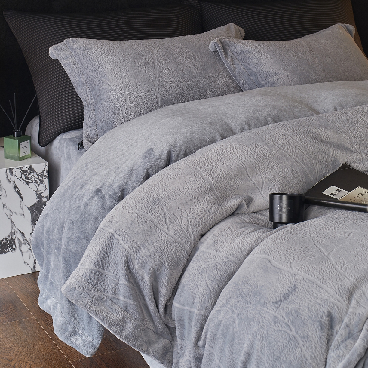 91家纺网 家纺一手货源 找家纺 （总）三味舒屋 2025新款铂金暖绒全消光轻奢雕花牛奶绒四件套-苔原绪叶