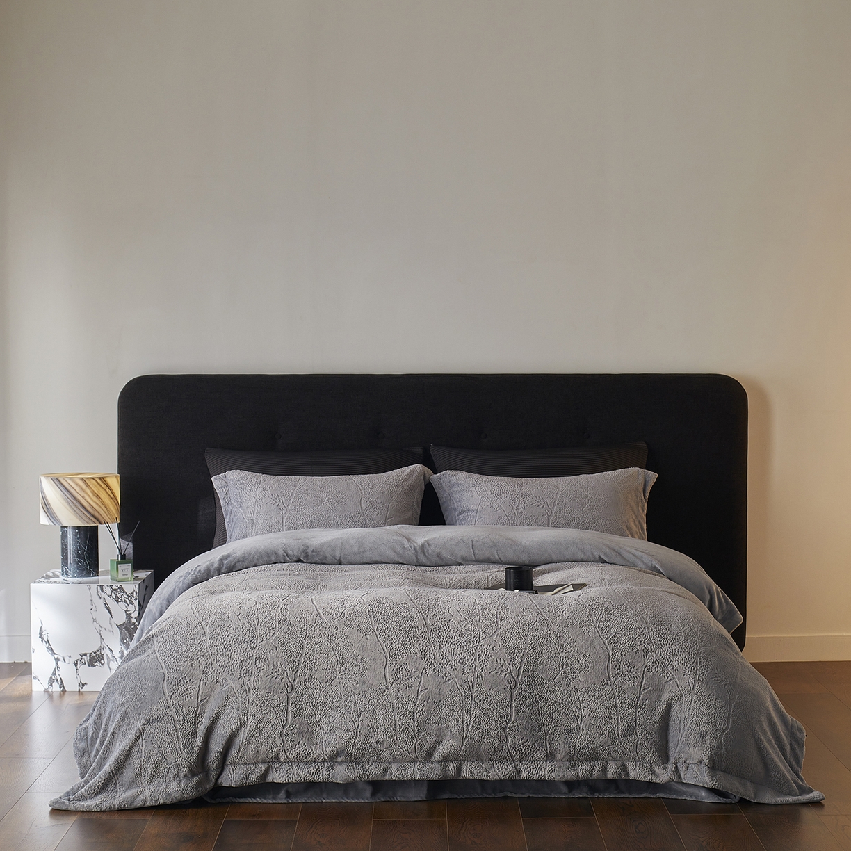 91家纺网 家纺一手货源 找家纺 （总）三味舒屋 2025新款铂金暖绒全消光轻奢雕花牛奶绒四件套-苔原绪叶