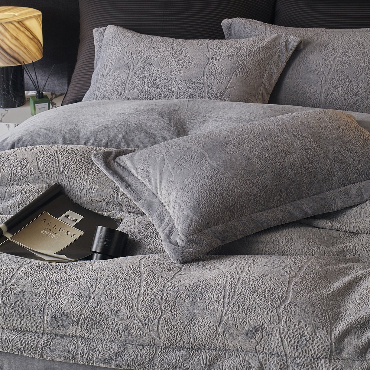 91家纺网 家纺一手货源 找家纺 （总）三味舒屋 2025新款铂金暖绒全消光轻奢雕花牛奶绒四件套-苔原绪叶