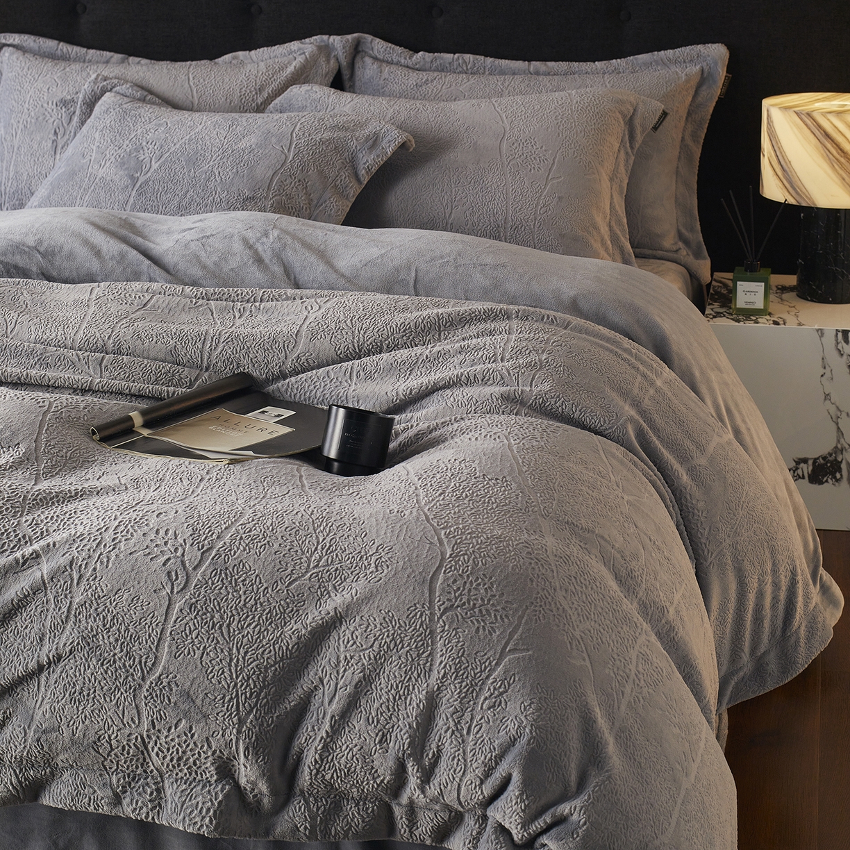 91家纺网 家纺一手货源 找家纺 （总）三味舒屋 2025新款铂金暖绒全消光轻奢雕花牛奶绒四件套-苔原绪叶