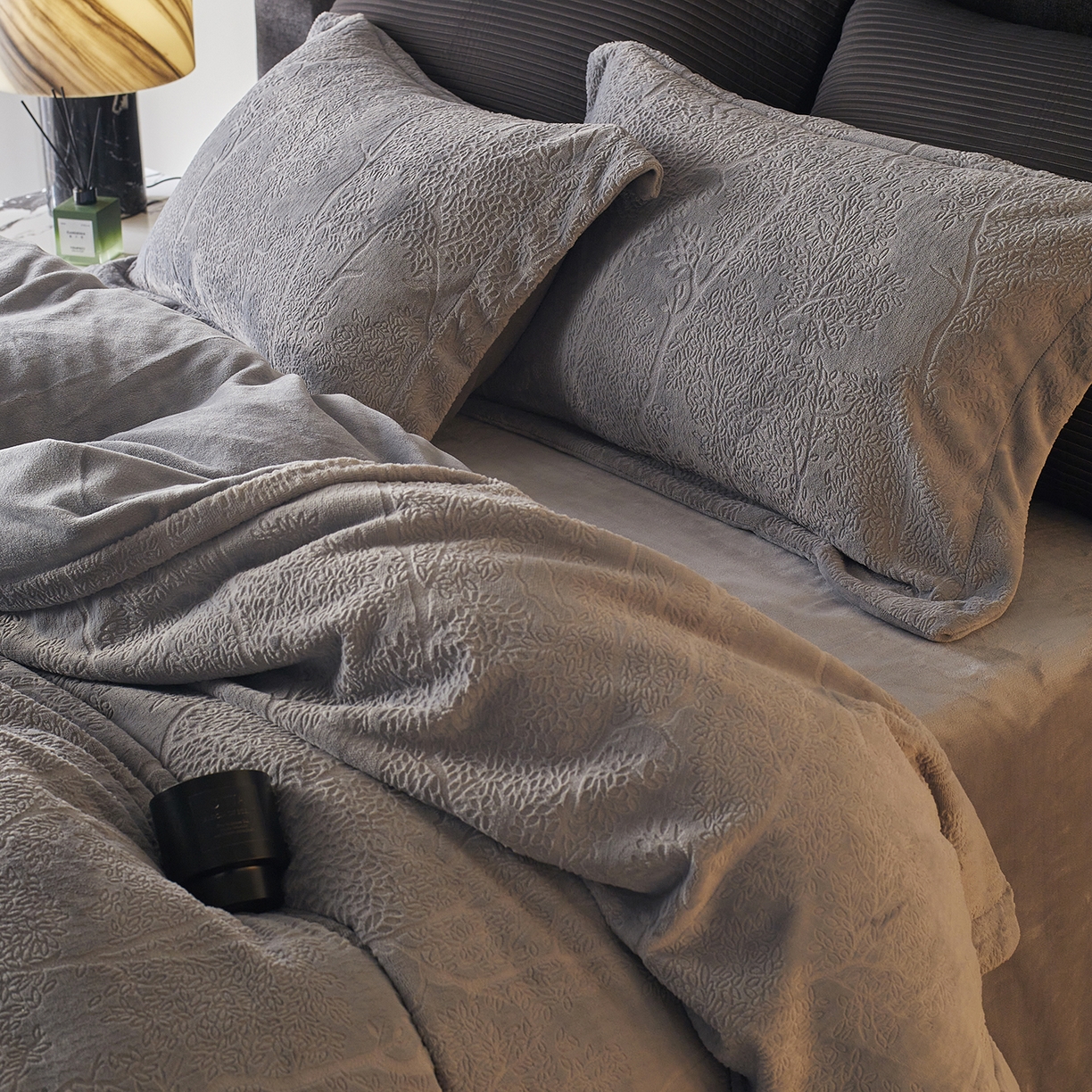 91家纺网 家纺一手货源 找家纺 （总）三味舒屋 2025新款铂金暖绒全消光轻奢雕花牛奶绒四件套-苔原绪叶