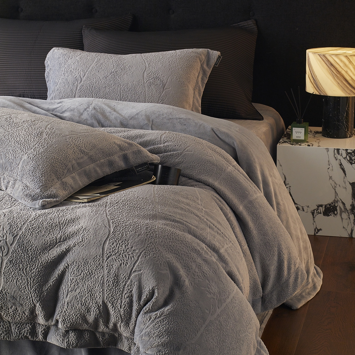 91家纺网 家纺一手货源 找家纺 （总）三味舒屋 2025新款铂金暖绒全消光轻奢雕花牛奶绒四件套-苔原绪叶