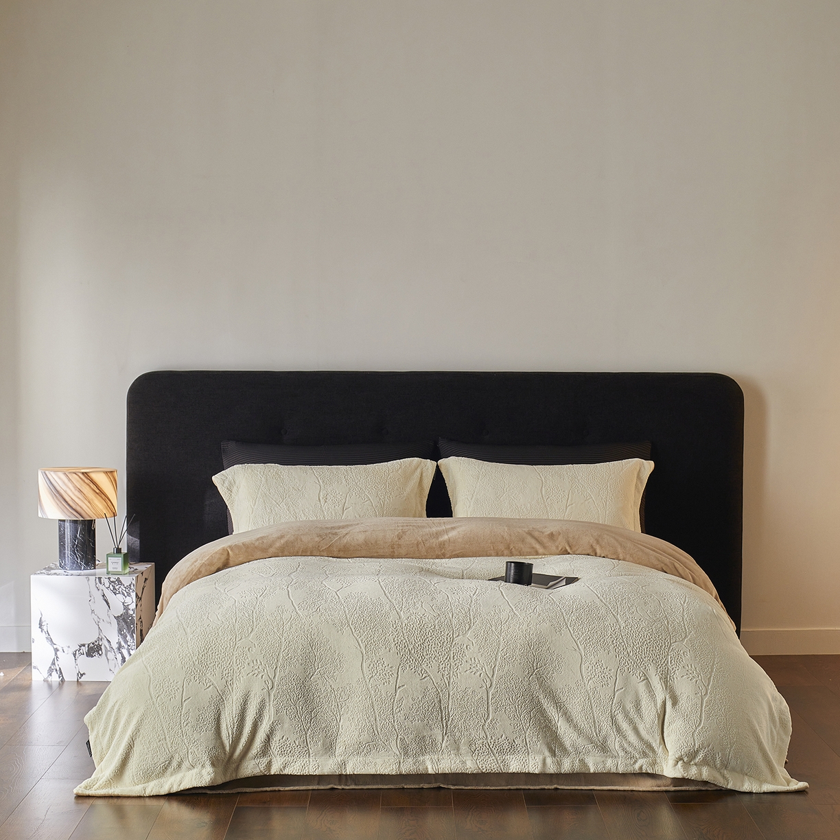 91家纺网 家纺一手货源 找家纺 三味舒屋 2025新款铂金暖绒全消光轻奢雕花牛奶绒四件套-苔原绪叶 苔原绪叶奶白