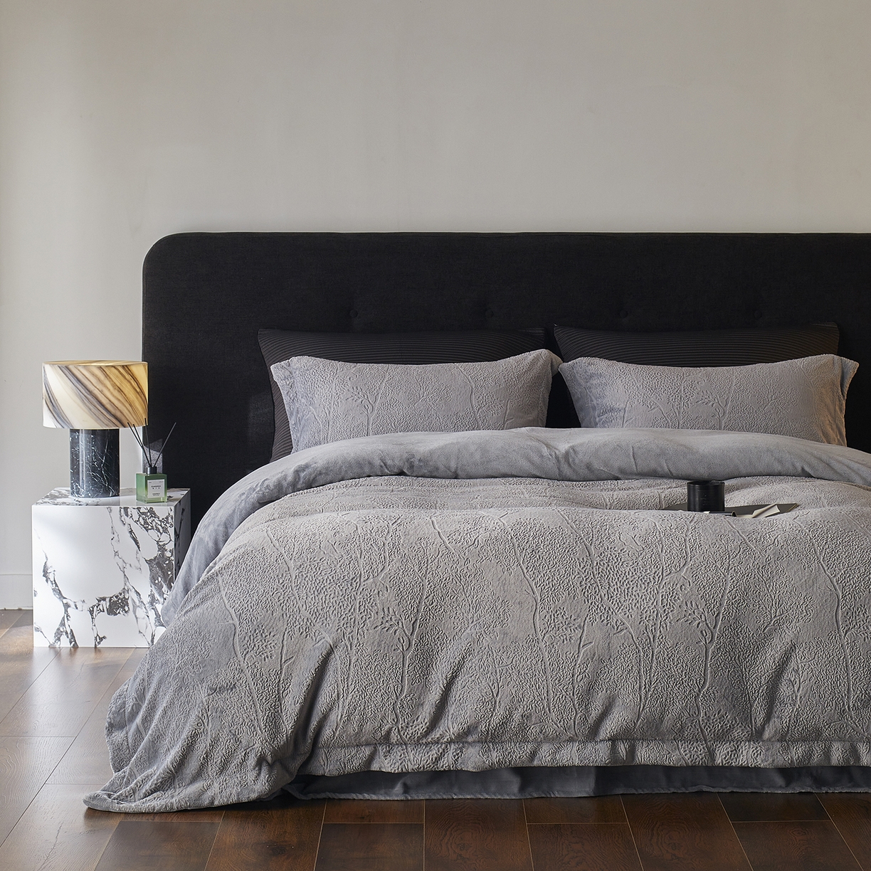 91家纺网 家纺一手货源 找家纺 三味舒屋 2025新款铂金暖绒全消光轻奢雕花牛奶绒四件套-苔原绪叶 苔原绪叶灰