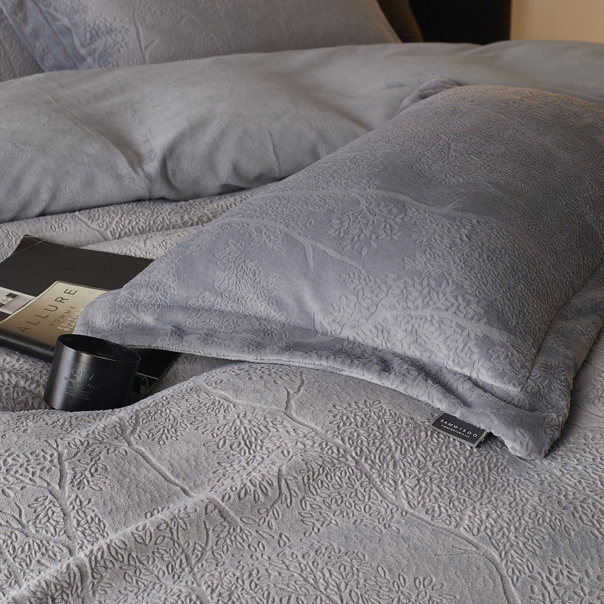 91家纺网 家纺一手货源 找家纺 三味舒屋 2025新款铂金暖绒全消光轻奢雕花牛奶绒四件套-苔原绪叶 苔原绪叶灰