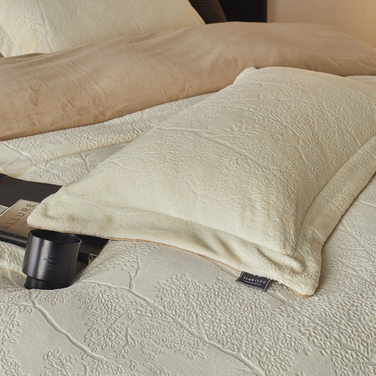 91家纺网 家纺一手货源 找家纺 三味舒屋 2025新款铂金暖绒全消光轻奢雕花牛奶绒四件套-苔原绪叶 苔原绪叶奶白