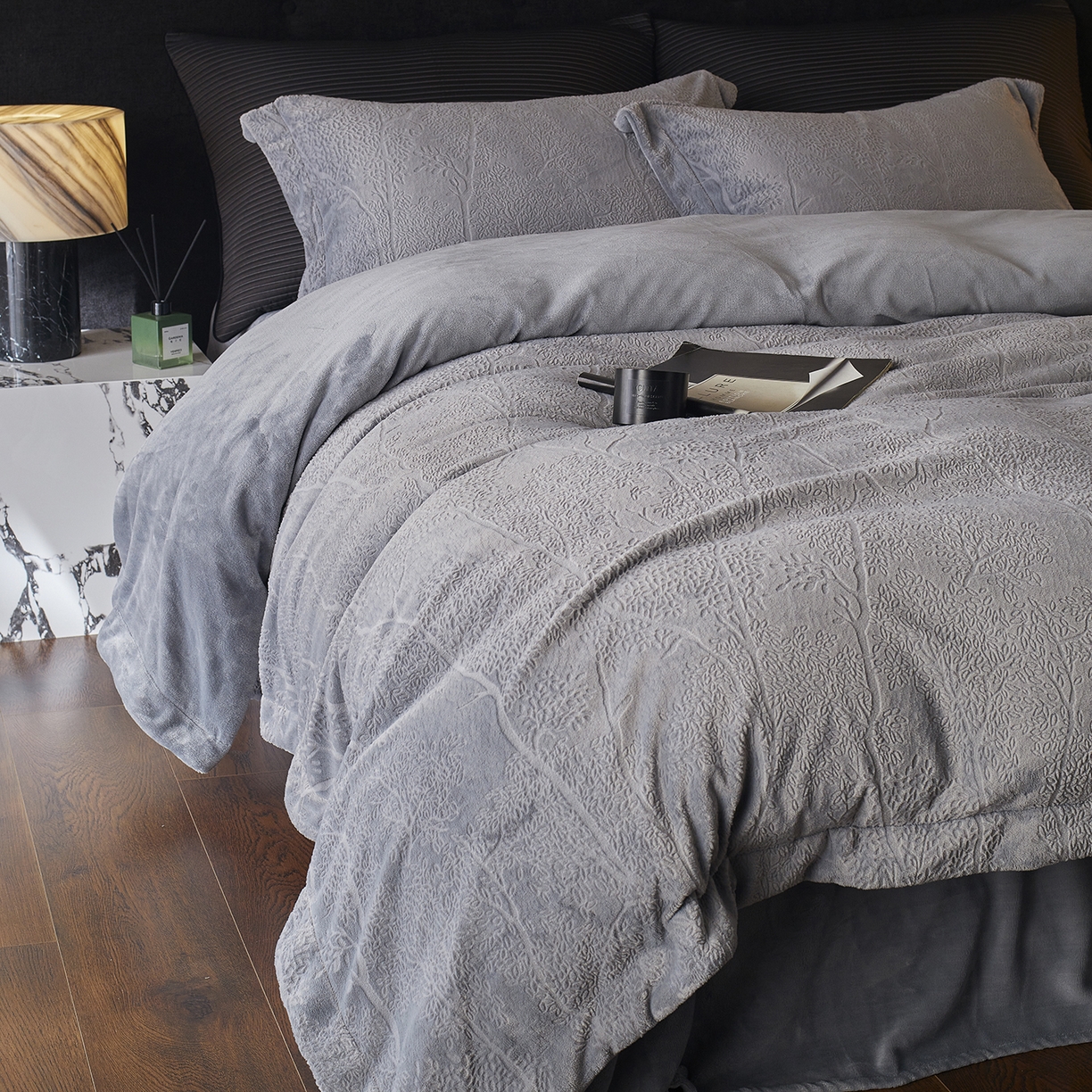 91家纺网 家纺一手货源 找家纺 三味舒屋 2025新款铂金暖绒全消光轻奢雕花牛奶绒四件套-苔原绪叶 苔原绪叶灰