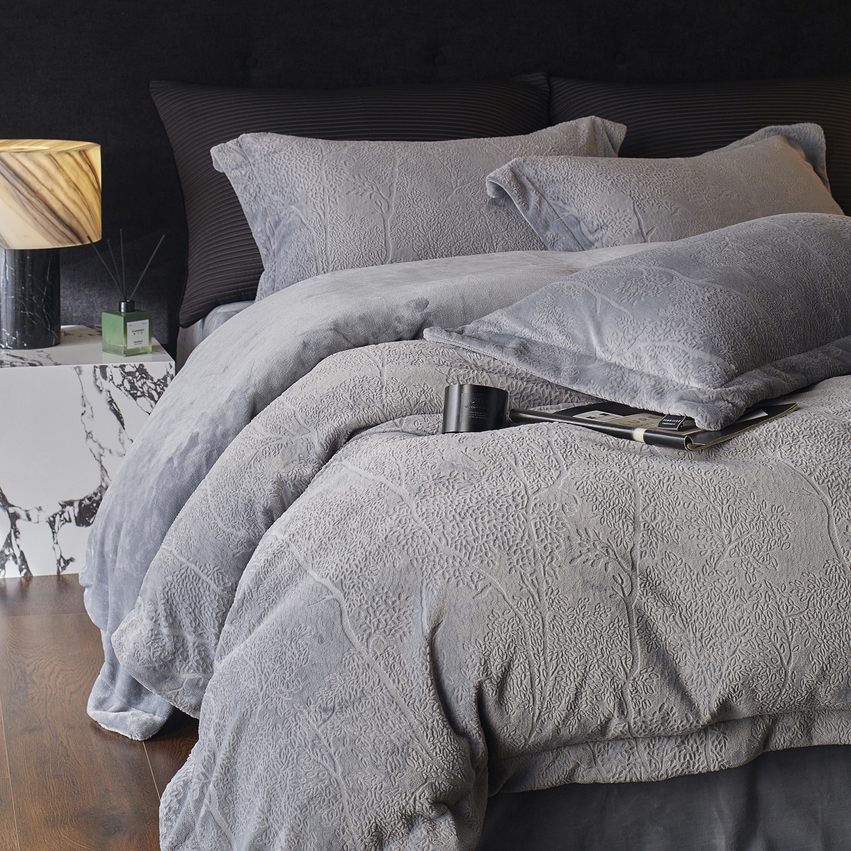 91家纺网 家纺一手货源 找家纺 三味舒屋 2025新款铂金暖绒全消光轻奢雕花牛奶绒四件套-苔原绪叶 苔原绪叶灰