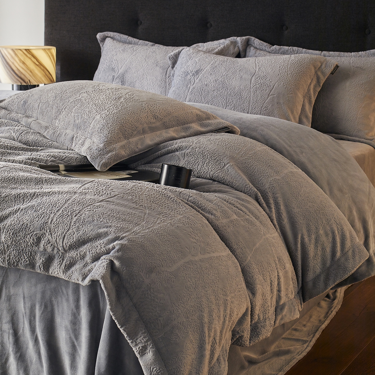 91家纺网 家纺一手货源 找家纺 三味舒屋 2025新款铂金暖绒全消光轻奢雕花牛奶绒四件套-苔原绪叶 苔原绪叶灰