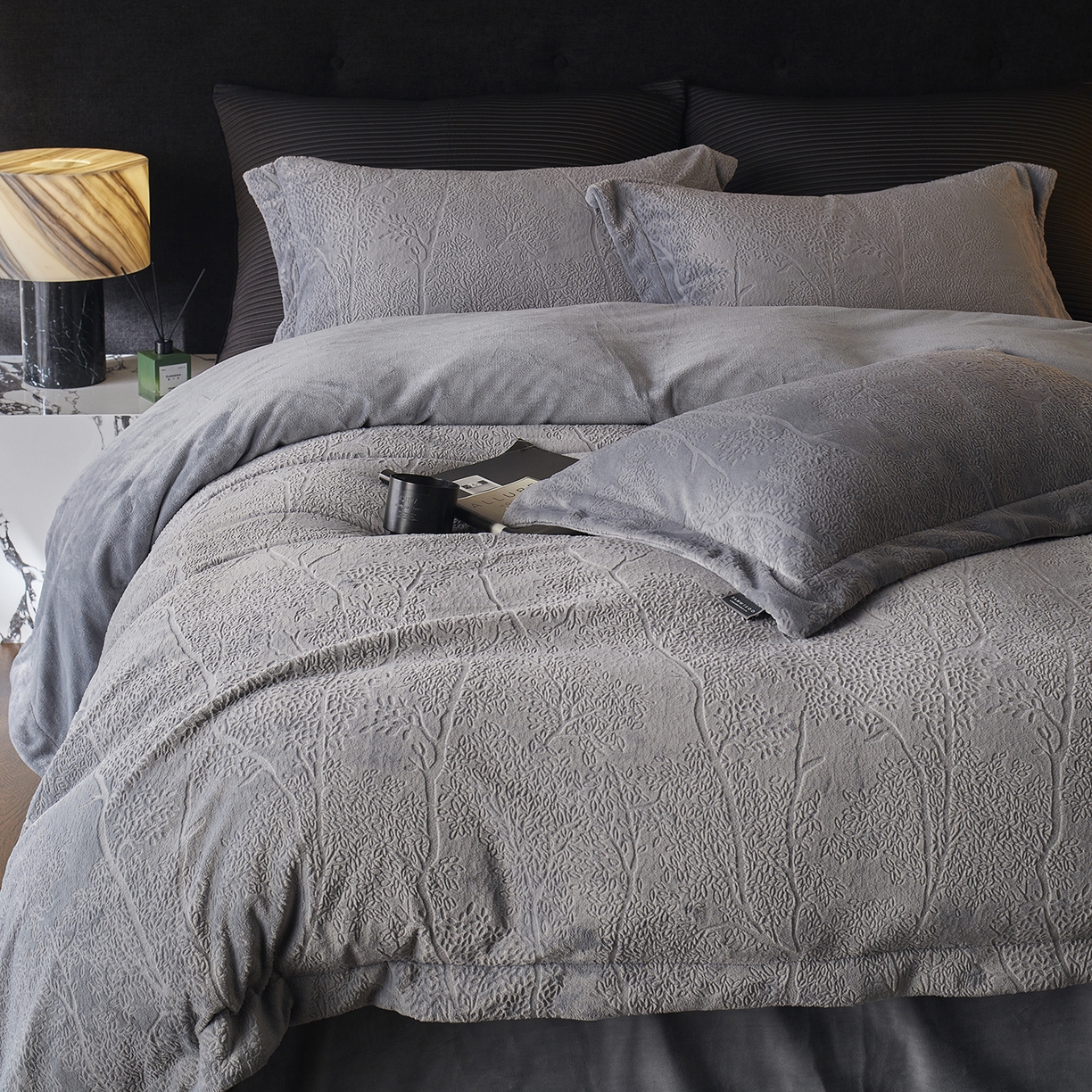 91家纺网 家纺一手货源 找家纺 三味舒屋 2025新款铂金暖绒全消光轻奢雕花牛奶绒四件套-苔原绪叶 苔原绪叶灰