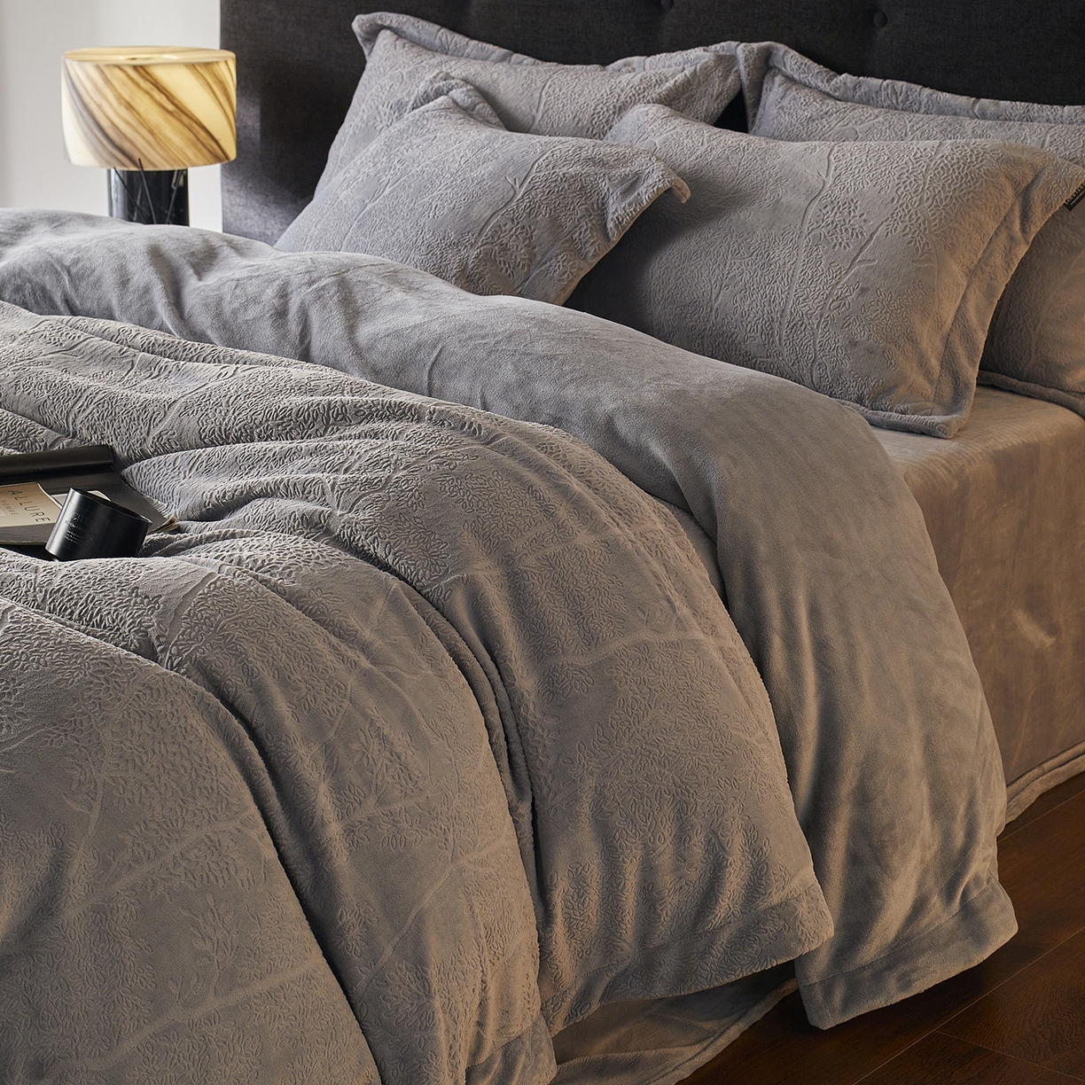 91家纺网 家纺一手货源 找家纺 （总）三味舒屋 2025新款铂金暖绒全消光轻奢雕花牛奶绒四件套-苔原绪叶