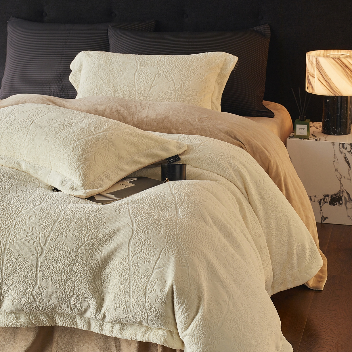 91家纺网 家纺一手货源 找家纺 三味舒屋 2025新款铂金暖绒全消光轻奢雕花牛奶绒四件套-苔原绪叶 苔原绪叶奶白