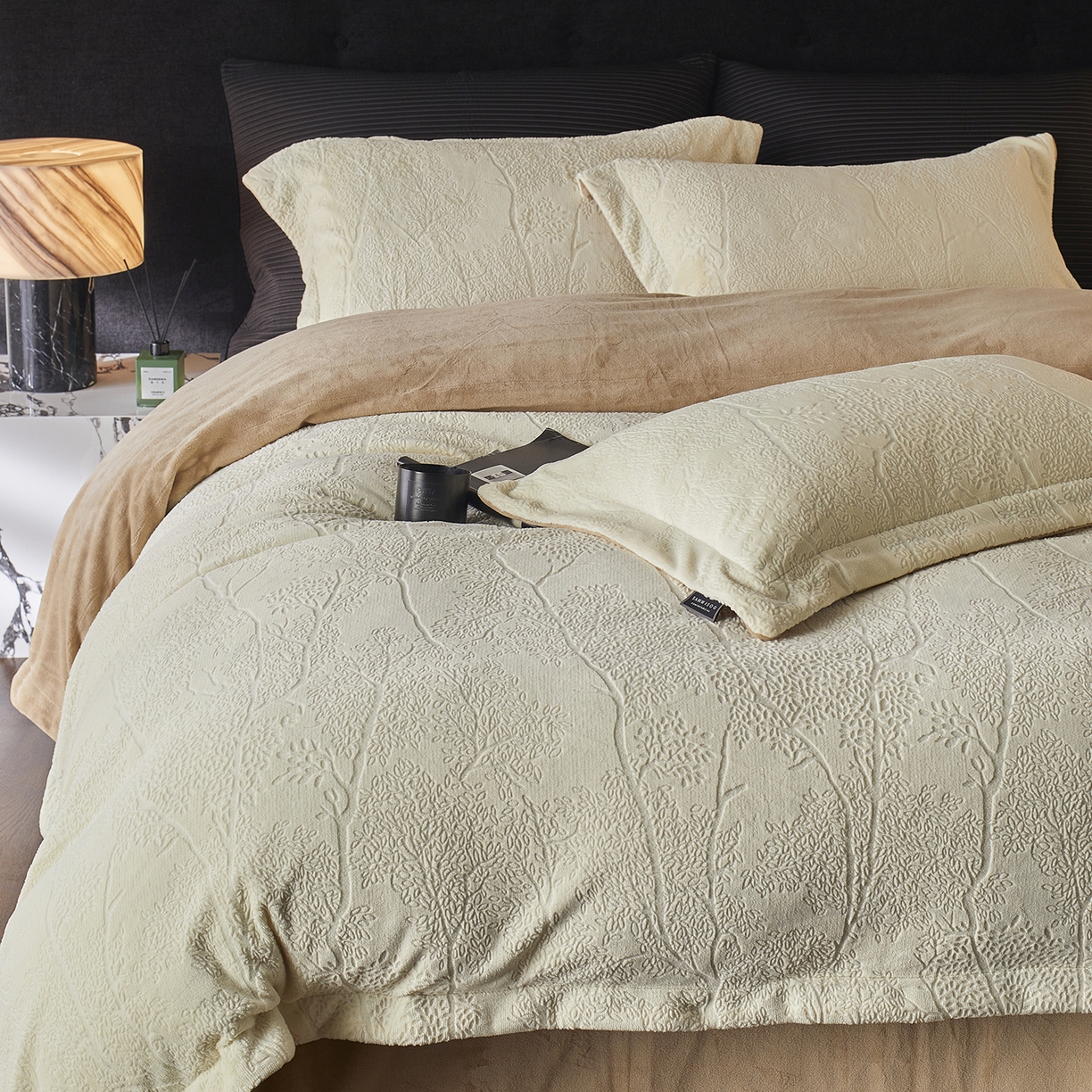 91家纺网 家纺一手货源 找家纺 三味舒屋 2025新款铂金暖绒全消光轻奢雕花牛奶绒四件套-苔原绪叶 苔原绪叶奶白