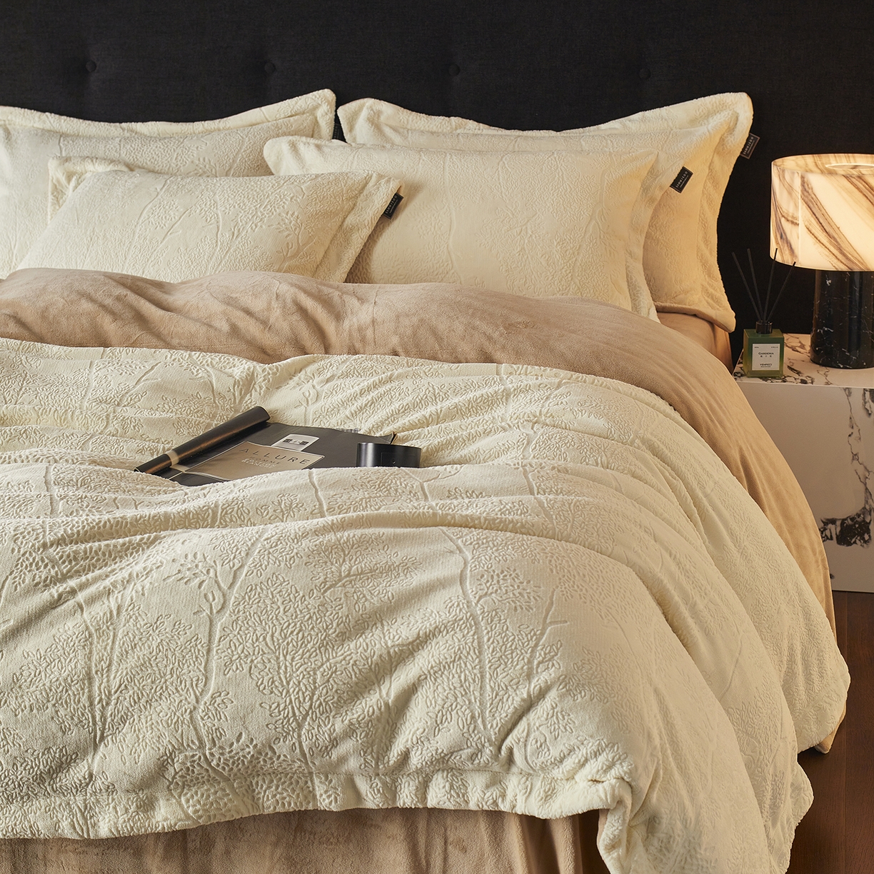 91家纺网 家纺一手货源 找家纺 三味舒屋 2025新款铂金暖绒全消光轻奢雕花牛奶绒四件套-苔原绪叶 苔原绪叶奶白
