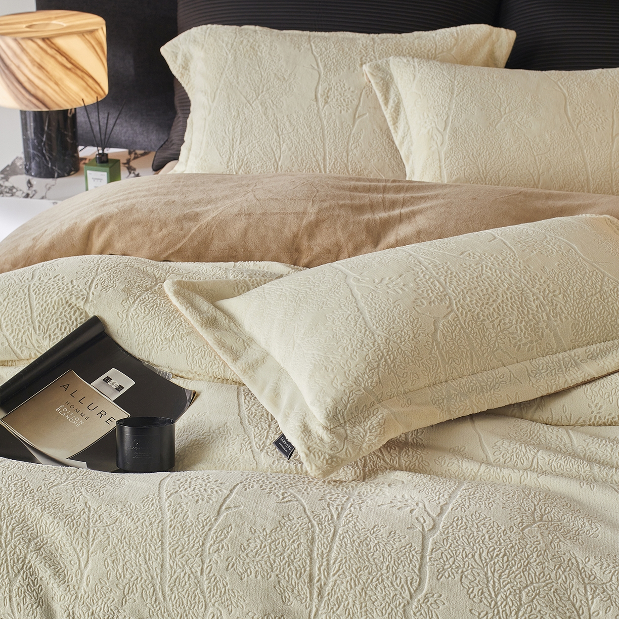 91家纺网 家纺一手货源 找家纺 三味舒屋 2025新款铂金暖绒全消光轻奢雕花牛奶绒四件套-苔原绪叶 苔原绪叶奶白