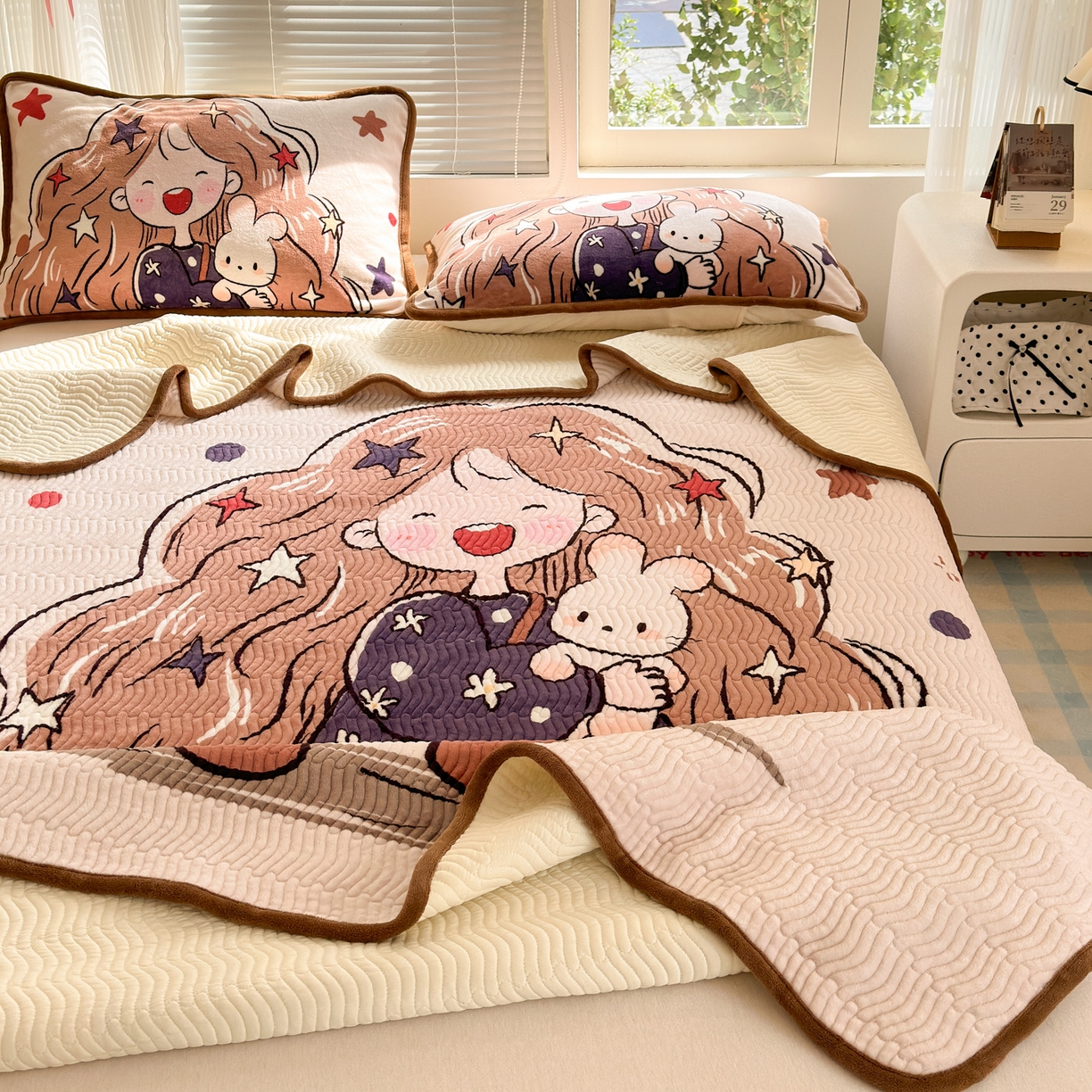 91家纺网 家纺一手货源 找家纺 寐居家纺 2025新款牛奶绒数码大版单床盖 摩登女孩