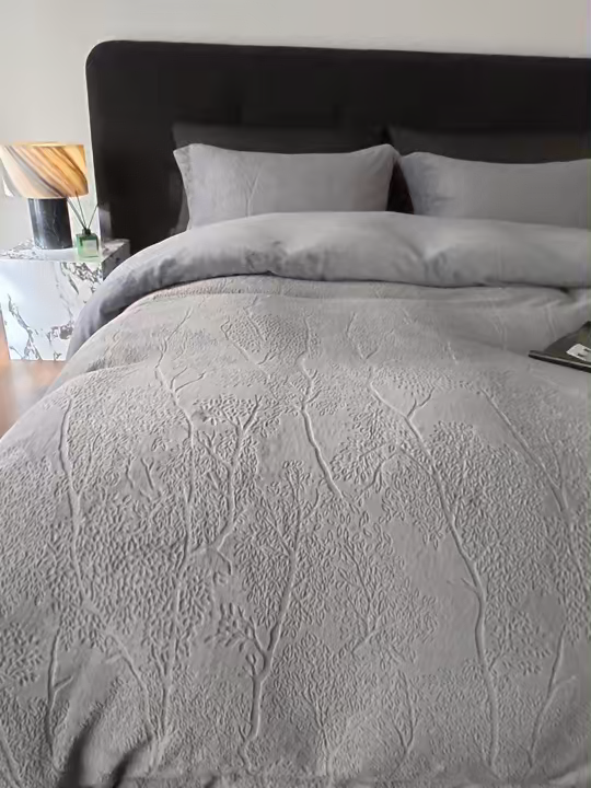 91家纺网 家纺一手货源 找家纺 三味舒屋 2025新款铂金暖绒全消光轻奢雕花牛奶绒四件套-苔原绪叶 苔原绪叶灰