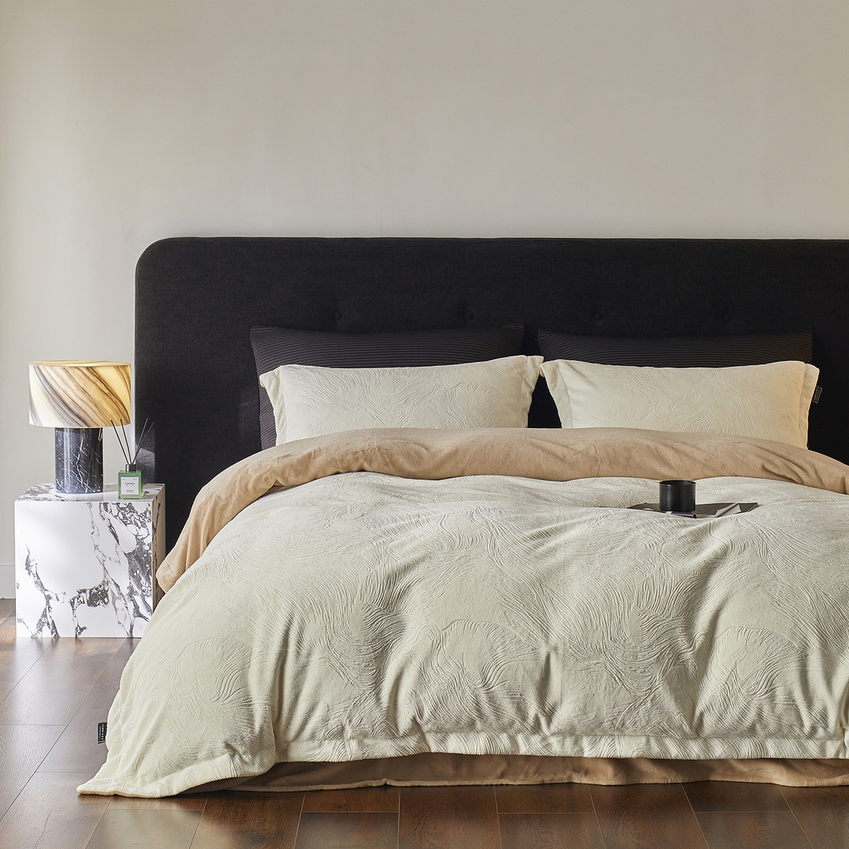 91家纺网 家纺一手货源 找家纺 （总）三味舒屋 2025新款铂金暖绒全消光轻奢雕花牛奶绒四件套雾影星河