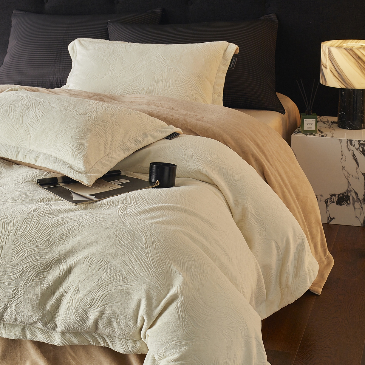 91家纺网 家纺一手货源 找家纺 （总）三味舒屋 2025新款铂金暖绒全消光轻奢雕花牛奶绒四件套雾影星河