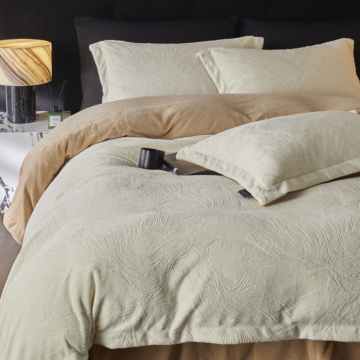 91家纺网 家纺一手货源 找家纺 （总）三味舒屋 2025新款铂金暖绒全消光轻奢雕花牛奶绒四件套雾影星河