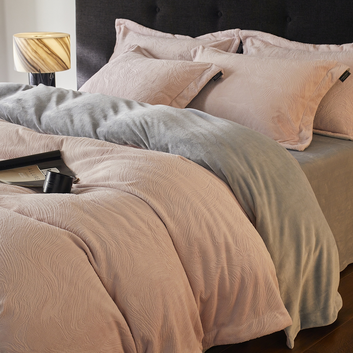 91家纺网 家纺一手货源 找家纺 （总）三味舒屋 2025新款铂金暖绒全消光轻奢雕花牛奶绒四件套雾影星河