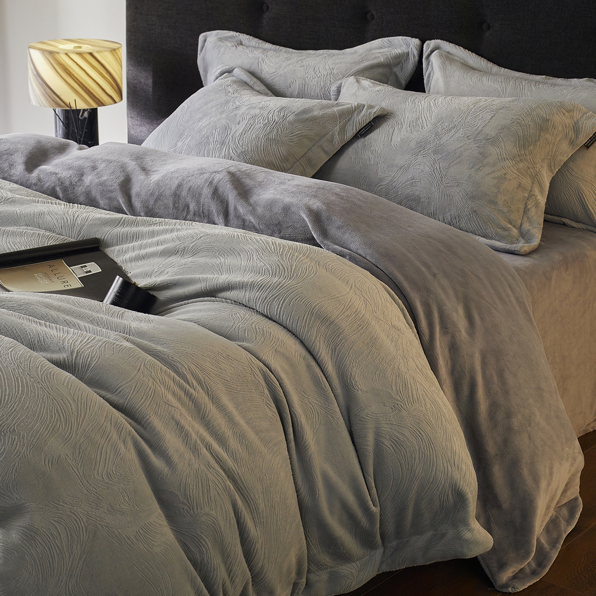 91家纺网 家纺一手货源 找家纺 （总）三味舒屋 2025新款铂金暖绒全消光轻奢雕花牛奶绒四件套雾影星河