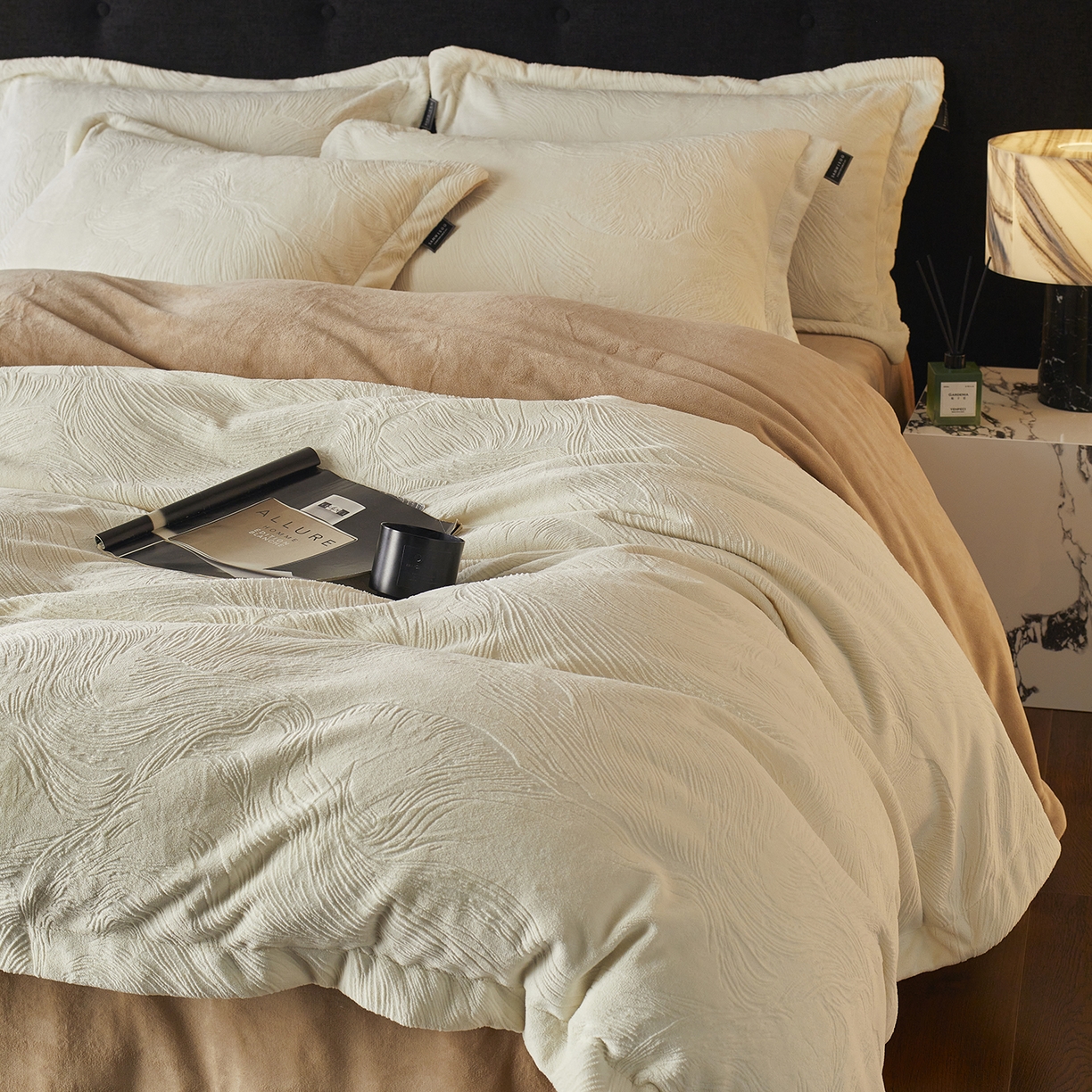 91家纺网 家纺一手货源 找家纺 （总）三味舒屋 2025新款铂金暖绒全消光轻奢雕花牛奶绒四件套雾影星河