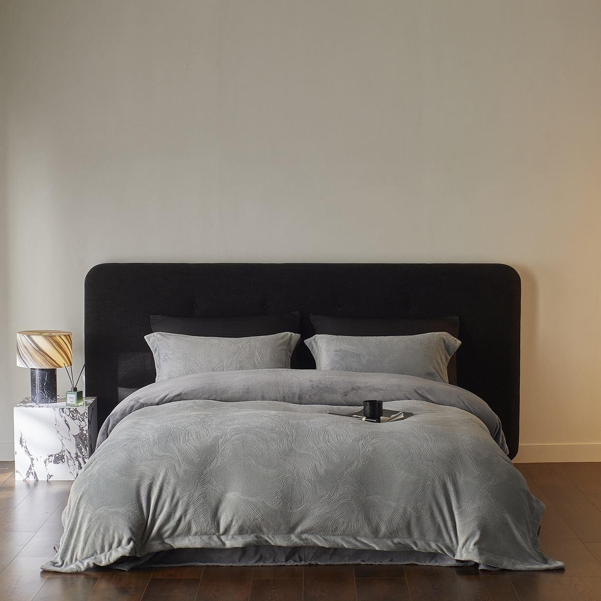 91家纺网 家纺一手货源 找家纺 三味舒屋 2025新款铂金暖绒全消光轻奢雕花牛奶绒四件套雾影星河 雾影星河灰