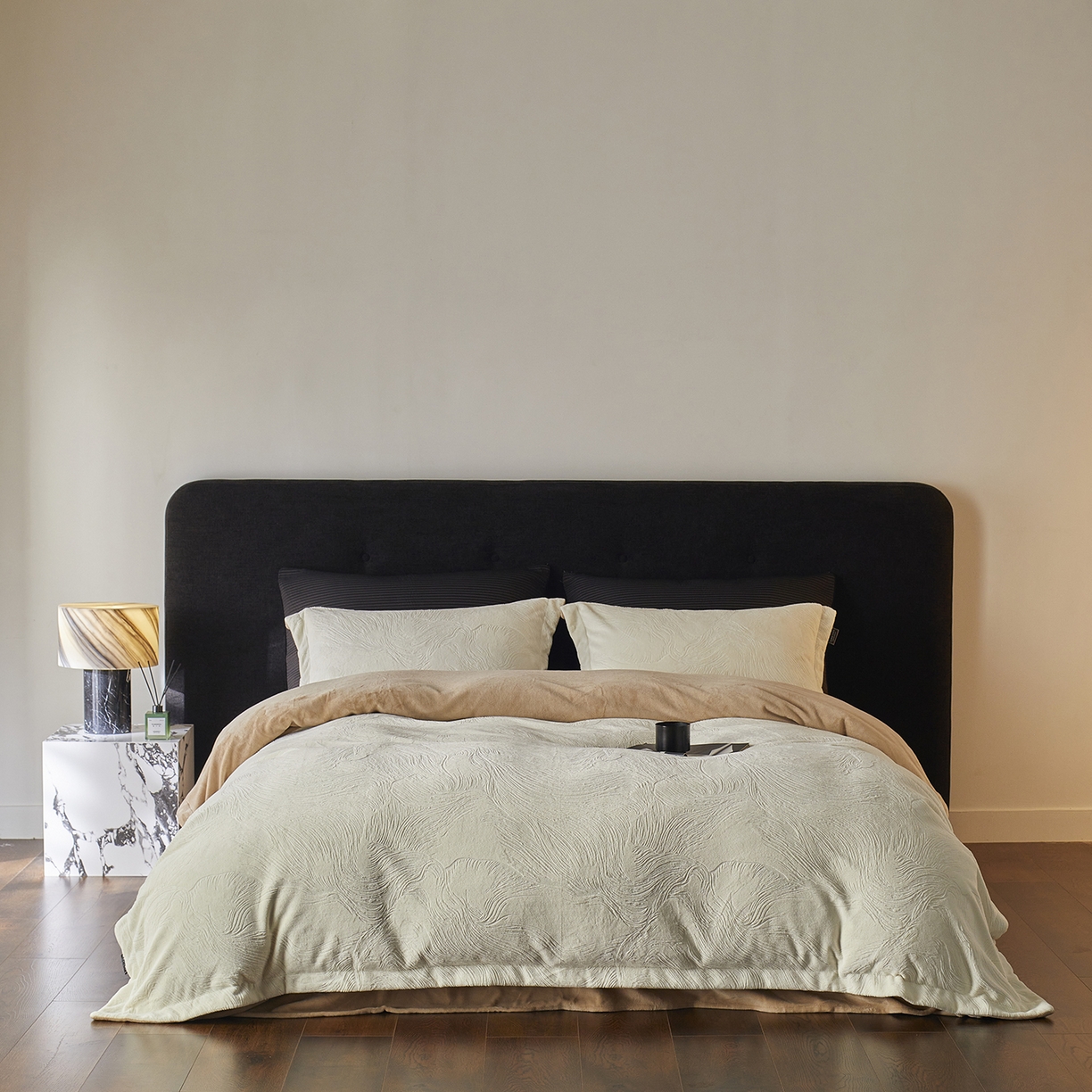 91家纺网 家纺一手货源 找家纺 三味舒屋 2025新款铂金暖绒全消光轻奢雕花牛奶绒四件套雾影星河 雾影星河月白