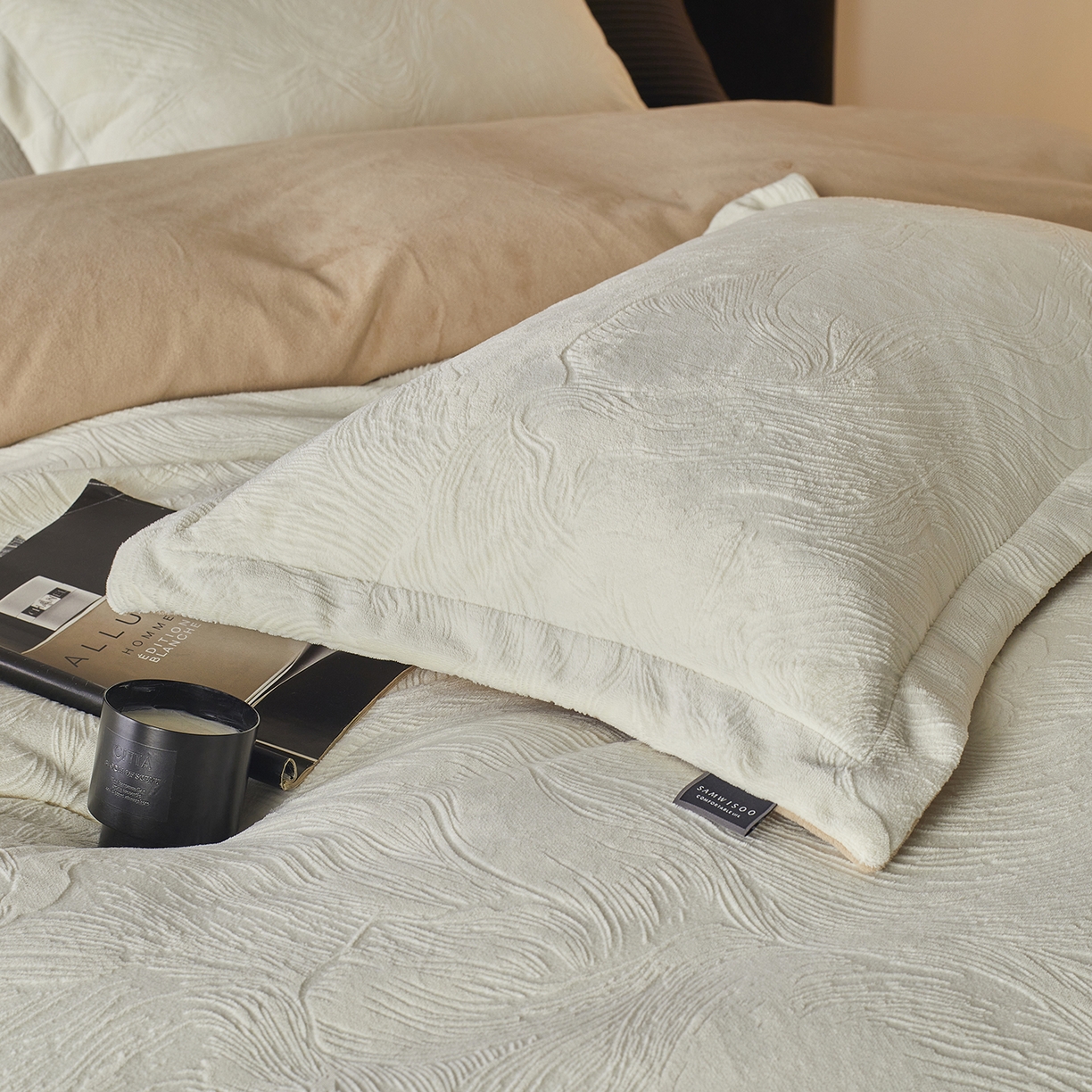 91家纺网 家纺一手货源 找家纺 三味舒屋 2025新款铂金暖绒全消光轻奢雕花牛奶绒四件套雾影星河 雾影星河月白