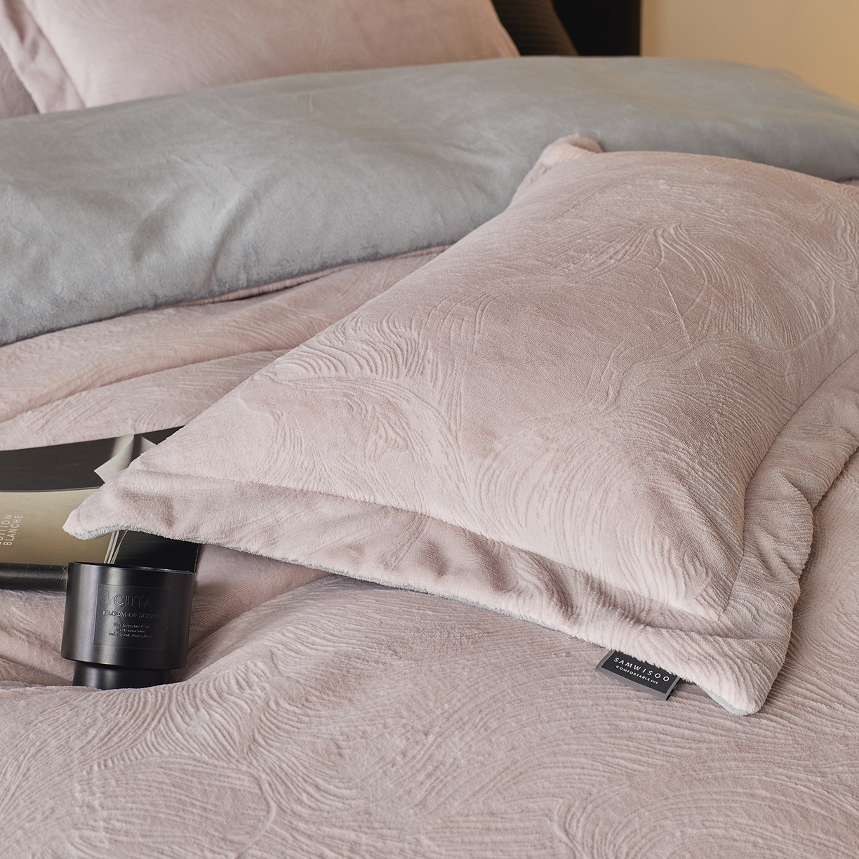 91家纺网 家纺一手货源 找家纺 三味舒屋 2025新款铂金暖绒全消光轻奢雕花牛奶绒四件套雾影星河 雾影星河粉