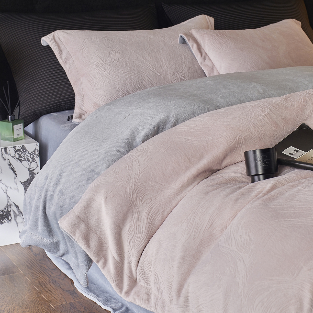 91家纺网 家纺一手货源 找家纺 三味舒屋 2025新款铂金暖绒全消光轻奢雕花牛奶绒四件套雾影星河 雾影星河粉