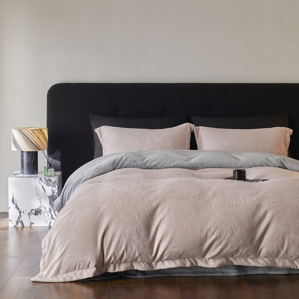 91家纺网 家纺一手货源 找家纺 三味舒屋 2025新款铂金暖绒全消光轻奢雕花牛奶绒四件套雾影星河 雾影星河粉