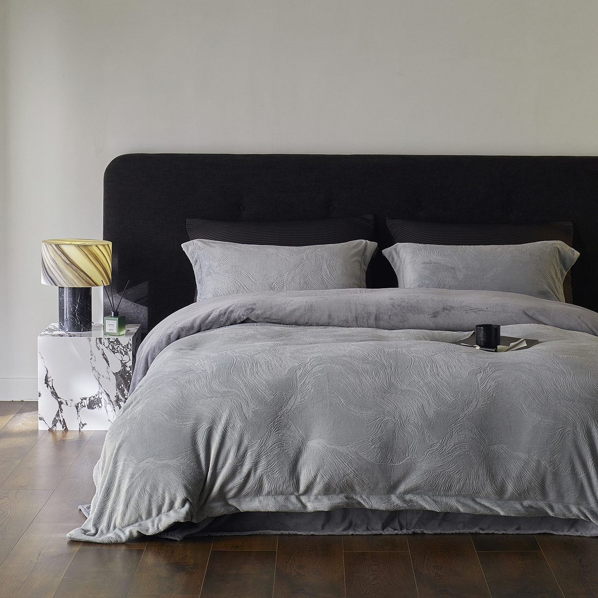 91家纺网 家纺一手货源 找家纺 三味舒屋 2025新款铂金暖绒全消光轻奢雕花牛奶绒四件套雾影星河 雾影星河灰