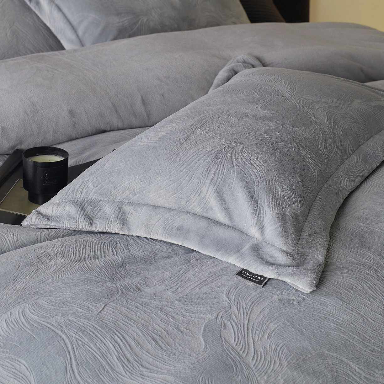 91家纺网 家纺一手货源 找家纺 三味舒屋 2025新款铂金暖绒全消光轻奢雕花牛奶绒四件套雾影星河 雾影星河灰