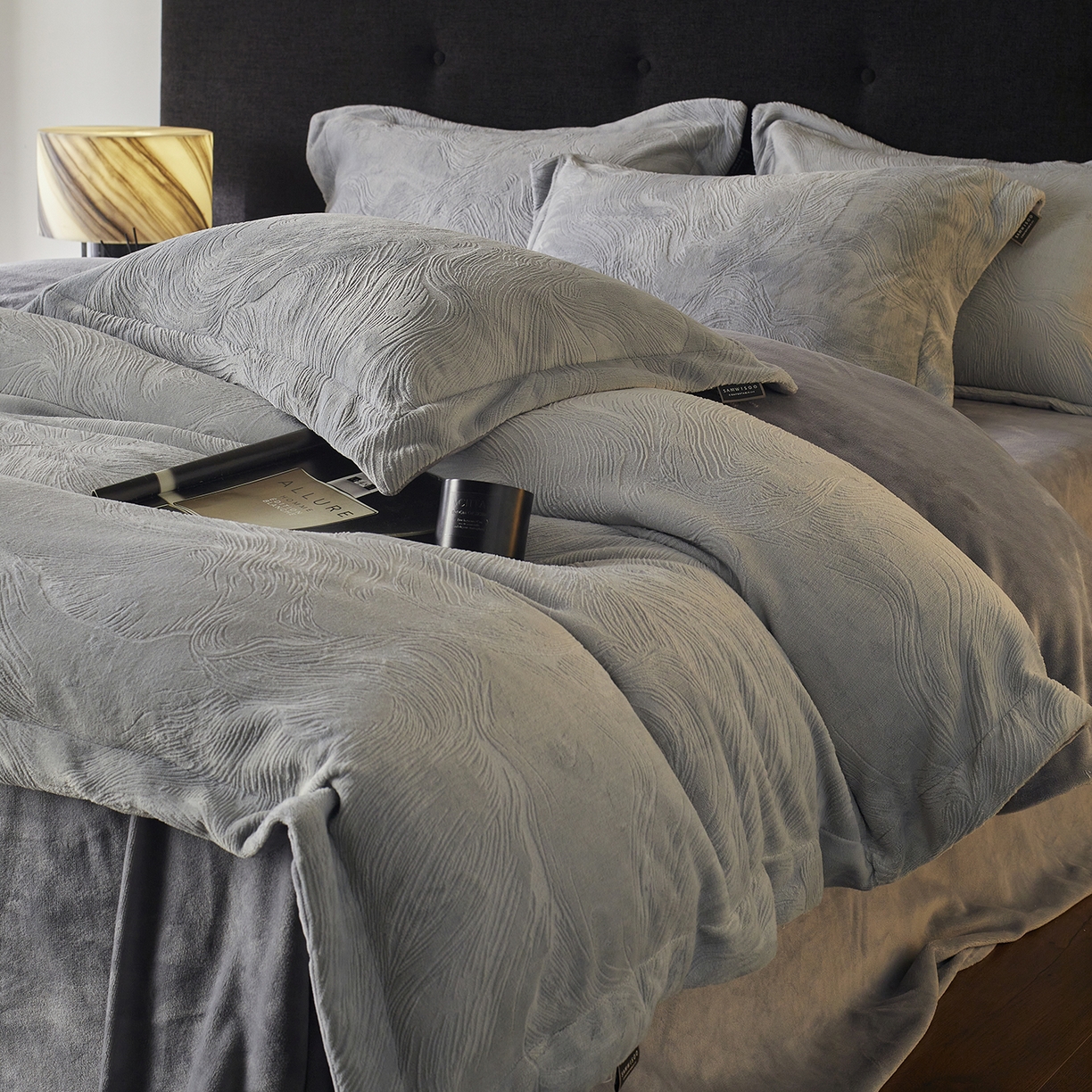 91家纺网 家纺一手货源 找家纺 三味舒屋 2025新款铂金暖绒全消光轻奢雕花牛奶绒四件套雾影星河 雾影星河灰