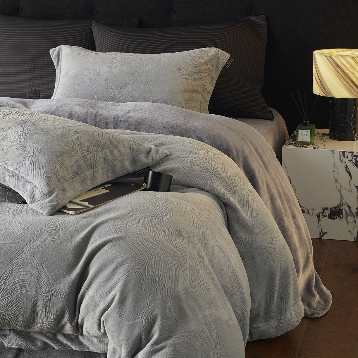 91家纺网 家纺一手货源 找家纺 三味舒屋 2025新款铂金暖绒全消光轻奢雕花牛奶绒四件套雾影星河 雾影星河灰