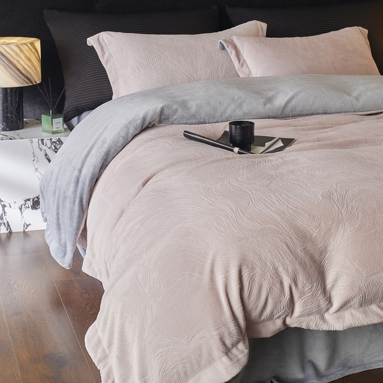 91家纺网 家纺一手货源 找家纺 三味舒屋 2025新款铂金暖绒全消光轻奢雕花牛奶绒四件套雾影星河 雾影星河粉