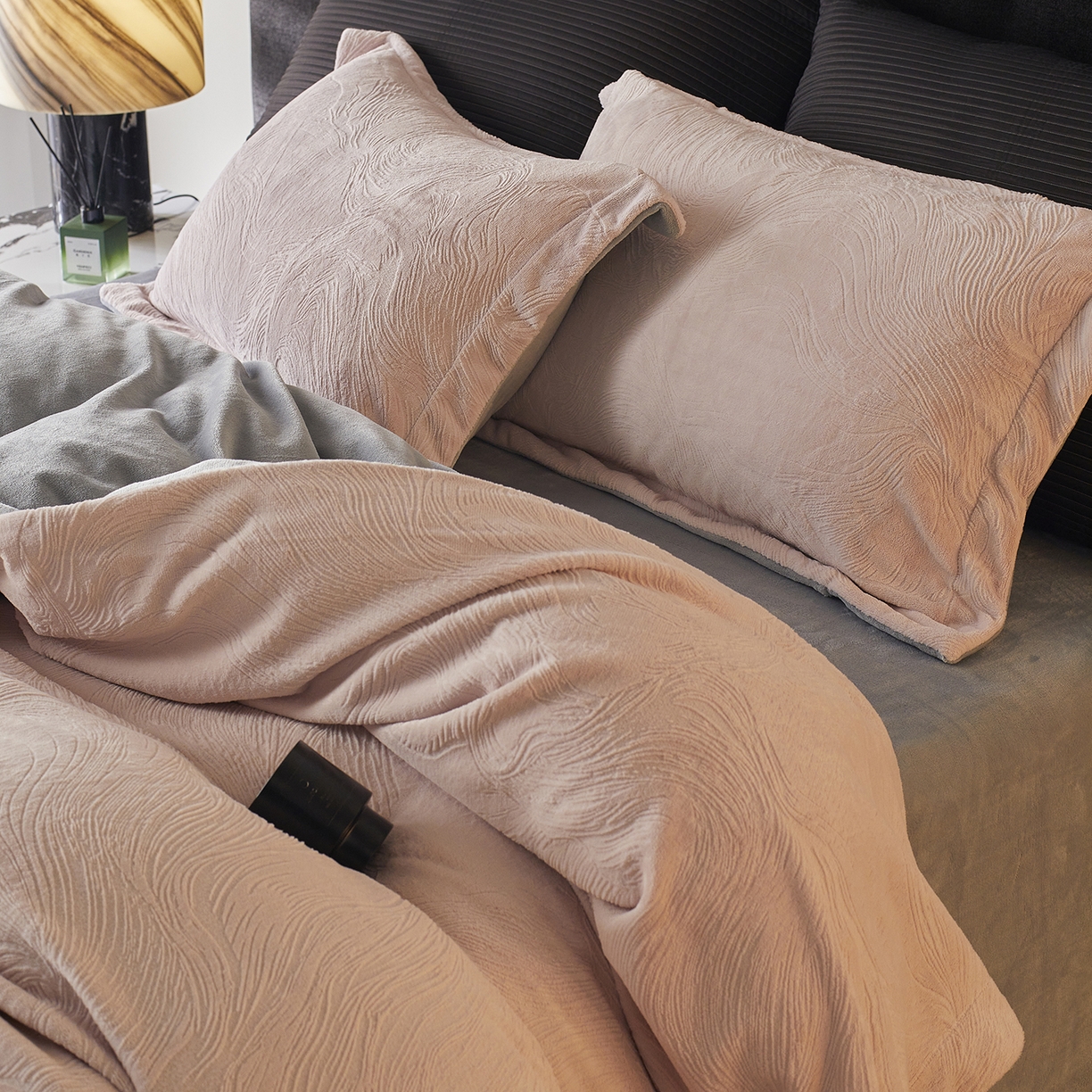 91家纺网 家纺一手货源 找家纺 三味舒屋 2025新款铂金暖绒全消光轻奢雕花牛奶绒四件套雾影星河 雾影星河粉